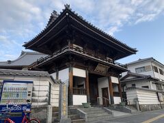 妙法寺にやってきました。
立派な山門があります。