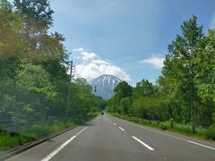 ドライブの前半は富士山みたいなきれいな形の山がずっとどこかに見えていた。