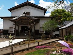 道なりに歩いて行くといつの間にか“浄念寺”の敷地に入っていた。
ここは奥の細道の途中に芭蕉と曽良が参詣した寺院として知られていて、村上城主：間部詮房の菩提寺となっている。

