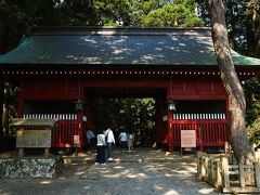 天拝石の後ろには立派な随神門があり…