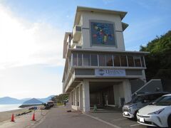 SUP体験を終えて、今夜のお宿へとうちゃこ。
今夜泊まるのは「Uminos Spa&Resort」。
https://uminos.com/
「やっぱ広島じゃ割」を利用して、１泊７０００円／人でした。

ここは夕陽が綺麗に見られるのだそう。
明日は雨の予報ですが、今のところ晴れているので、夕陽が見られそうですよ。