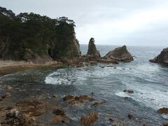 またちょっと北上して眼鏡岩の展望台にやってきました。
ここは海水浴場でもあるんですね。