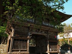 15：00に寒河江にある東北随一の巨刹“本山 慈恩寺”に到着。
山門前に数台停めれたけど、少し離れた坂道沿いに大きな駐車場があるのでそちらに停めた。
寒河江の気温はこの時間で29℃だけど、それ程暑さを感じないのは風があるせいかも。
