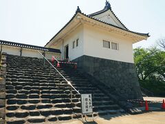 旅行8日目。
霞城公園の駐車場に車を停めて、4月-11月まで公開されている【山形城跡二の丸東大手門櫓】へ（雪深い土地柄、冬期間は櫓閉館される）。
霞城公園は、1356年に最上家初代築城したと伝えられる山形城の城址公園で、現在の城郭は11代城主：最上義光が築いたものが原型なっている。
山形城の二の丸正面に当たるのが二の丸東大手門で、枡形門と呼ばれる形式を採用しており、本丸及び二の丸が城郭の中心部となっていて藩主の威厳を示す役割あった。
ちなみに最も資料が残る江戸時代中期の城主：堀田氏時代の姿で復原されていて、石段に配置されている石はどれも大きくて高さもあるため、上り下りが大変だった。
