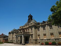 車で移動して“文翔館(山形県旧県庁舎及び県会議事堂)”へ。
山形県旧県庁舎は、イギリス・ルネッサンス様式を基調とし両翼62ｍ強、中央の時計塔までの高さは25ｍ強あるレンガ造りの3階建ての建物で、外壁は花崗岩の石貼り、屋根は玄昌石のスレートになっている。
ちなみに1877年に手前の県庁舎が、1883年に奥の県会議事堂が建設されたものの、1911年に起きた山形大火によって両棟とも焼失したため、1916年に再建された山形県旧県庁舎が、1975年の県庁移転まで県政に使用されていた。
