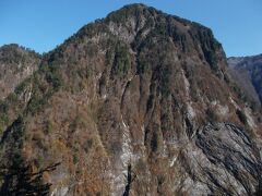 峡谷を挟んで奥鐘山を真正面に見るところまで来ました。山肌の紅葉はほぼ終わってます。
