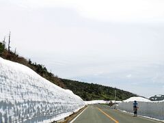 山形県と宮城県の県境にある蔵王山に入るとぐんぐん気温表示が下がっていき、標高が上がるにつれて雪の壁も高くなり冬景色に。
試しに窓を開けたら風が肌を刺すような気温の低さなのに、ここはロードバイクの人気走行ルートのようで、ヒルクライマーのサイクリストと頻繁にすれ違ったけど、ヒルクライムが苦手なくせに夫はとても羨ましそうだった。
