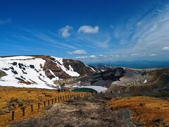 “蔵王御釜”は刈田岳・熊野岳・五色岳の3峰に抱えた円型の火口湖で、その形状から御釜と呼ばれている。