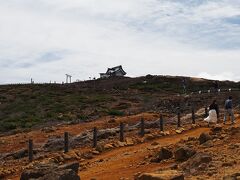 この刈田岳山頂には、蔵王権現を祀る“蔵王刈田嶺神社 （奥宮）”があるけど、風の冷たさと気温の低さで身体が冷え切ってしまったので、ここから眺めるだけに。