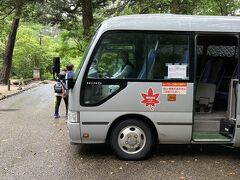 その後、宮島ロープウェイ乗り場までの無料のシャトルバスに乗ります。ここで千葉県から来たというご夫婦と一緒になりました。
