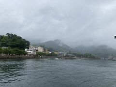 乗船。雲が低く垂れ込めています。

5分ほどで宮島に到着。