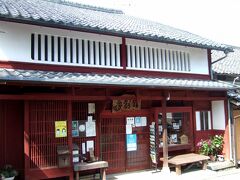 いちおう軽く調べてはいるけれど、情報を入手しようと最初に『夢創舘』という奈良県高取町にある観光案内所へ。

この観光案内所は6世紀初頭、飛鳥の都づくりの労役で訪れた土佐の人たちが移り住み土佐町と呼ばれるようになった土佐街道に位置しているのだけれど、この道が狭い！！
ま、私はいつもながら助手席で応援するだけだけど。
運転がんばれ～！！