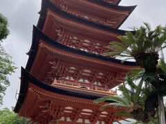 厳島神社の五重塔。重文。1407年建立。高さ27.6m。中を見ることはできません。高台に立っているので島のどこからもよく見えるようです。