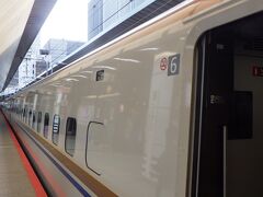 6:28発　東京駅・北陸新幹線・はくたか551号 金沢行き
乗車率は、１～２割程度とガラガラ状態。
