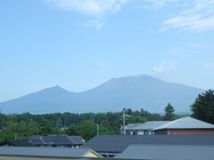 軽井沢駅を過ぎると、右手の車窓に１週間前に登った浅間山が現れる。
