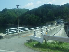 途中に菅平ダムを通過。