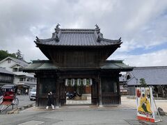 厳島神社の西回廊を出てすぐの大願寺。
建仁時代（1201～1233年）に再興された真言宗のお寺です。現在も残る遺構はこの山門と本堂のみ。