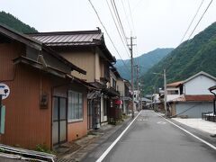 ようやく悪路を１時間ほど走って旧西祖谷村の中心地、一宇へ。
秘境の村の雰囲気です。
道路が整備された昭和末期までまさに陸の孤島のようなところだったでしょう。