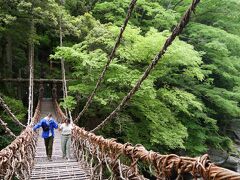 川からの高さもあり、この橋は渡るのは結構怖いです。
先に橋を渡ったカップルの女性は高所恐怖症なのかしばらく足がすくんで渡れず、彼氏に手をとってもらって少しずつ渡っていました。