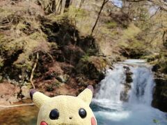 温泉街を抜けて奥四万湖に向かいます。
途中に上り坂もありますが、そこを抜けて最初の目的地は「大泉の滝」です。
車道から、滝の方向に降りていく遊歩道があります。

ここに限らず、四万川は水がきれいです。
