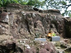 十王岩。凝灰岩の大岩に冥界の十王像が３体刻まれています。加工しやすい分、風化しやすい欠点があります。