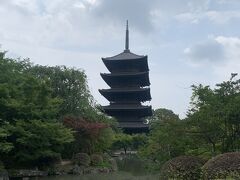 東寺の象徴、国宝・五重塔。現在の塔は徳川家光によって建てられた平安時代の創建から５代目の塔らしい。