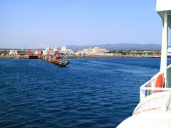 フェリーターミナルを出港
青森港は、津軽半島と下北半島の奥にあるので、函館港まで約１００キロありフェリーで４時間かかる。