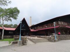 清里駅前のお店はみんな閉まってました。
るるぶに載っていたお店もなくなっていて、
清泉寮のレストランは「本日休業」・・・。
参りました。