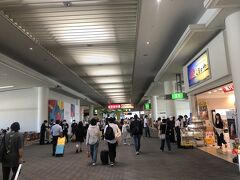 那覇空港到着。人が戻ってきましたなぁ。