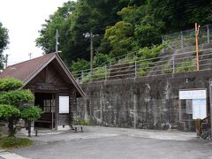 旅館のある白地温泉から祖谷に向かって南下します。
まず寄ったのがJR四国・土讃線の祖谷口駅。
今から４０年ほど前、中学生だったころに四国周遊券を使ってバス代を浮かすためにこの駅から祖谷行きのバスに乗り換えました。
懐かしい駅です。

当時は立派な駅舎があったような記憶がありますが、今は掘立小屋のような待合室だけ。
