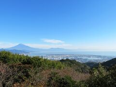 少し雲が出ているけど、山にはかかっていないので
まずまずのシチュエーションですね。
まずは元からあった展望台から。