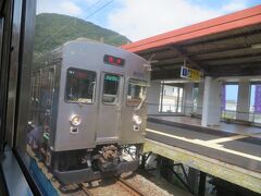 河津駅14時05分
8000系帯なし車が「団体」表示で停車中。