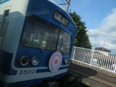 伊豆仁田駅、通過
下り普通電車と行き違い。
