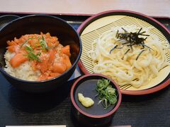 お酒の話題が出たところで、お腹が空いたので三田駅前の定食屋でサーモン丼とうどんのセットを食べました!(^^)!