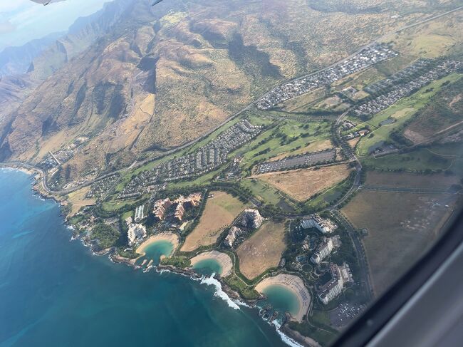到着に備えて、色々準備<br />機内は空いているので降りるのも前方から順番にスムーズでした。<br /><br />入国もガラガラなので、1人ずつのチェックが厳しかった気がします。<br /><br />私たちは免税を超えたアルコールを持っていたので、別料金を払う為に皆さんとは別の窓口へ<br /><br />係の方がいらっしゃらず、、30分位ポリスの方と雑談していました。<br /><br />雑談ではなく、尋問？？笑<br /><br />チャーリーズタクシーの予約をしていたので、少し時間オーバーにドキドキしましたが、電話したら問題なしで、5分位できてくれました。<br /><br />この時、個人出口は閉鎖されていて、団体出口のみの運用でした。<br />スマホはahamoを使用しているので、日本と同じように使えました。<br /><br />チャーリーズタクシーの電話ですが、日本語ダイヤルは今閉鎖されていて、英語ダイヤルオンリーです。<br />私の時は日本語、全く喋れない方が対応してくれました。