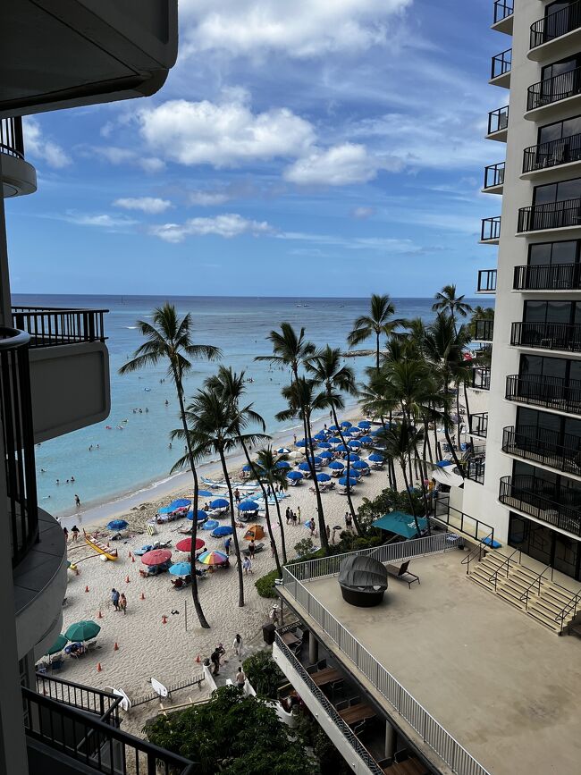 到着から1時間程でホテルに到着<br /><br />娘の希望で初のモアナサーフライダー<br /><br />アメリカ本土からの観光客で人がごった返していたハワイ<br /><br />ホテルも空きが少なく、、<br />タワーのパーシャルオーシャンのお部屋です。<br /><br />ですが、対応してくださった方がとても親切で空き部屋の中からお部屋を選ばせてくれました。<br /><br />とても素敵なお部屋をありがとうございました！！<br /><br />リゾートチャージで借りれるポケットWi-Fiですが、以前はPKホテルでレンタルでしたが、チェックイン時にフロントでレンタルできるようになっていました。<br />