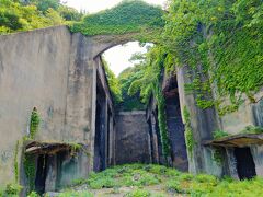 こちらは島で一番大きな貯蔵庫だった長浦毒ガス貯蔵庫跡
柵に囲われて中に入れませんが左右には貯蔵タンクの跡とコンクリートの台座が残っているそうです。