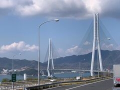 生口島と大三島を結ぶ多々羅大橋は、日本画家・平山郁夫氏の『しまなみ海道スケッチ』にも描かれている斜張橋。