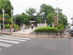 松陰神社

食事の後は、松陰神社に行って、咲いているかどうかわかりませんが、紫陽花の花を見に行きました。世田谷通りをぶらぶら歩きながら、辺りを見て回りました。世田谷通りから松陰神社通り商店街を歩けば、松陰神社です。神社内を一回り見学しましたが、紫陽花は、植えられていませんでした。
所在地： 〒154-0023 東京都世田谷区若林４丁目３５－１
営業時間：7時00分～17時00分
電話： 03-3421-4834
アクセス：松陰神社前から240m、徒歩3分