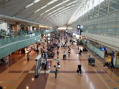 2週間ぶりの羽田空港第2ターミナル3階の出発ロビーです。