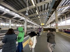 越後湯沢駅で新幹線に乗り換え。
平日の昼時にも関わらずかなりの乗車率でした。