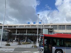 関西空港から午前中の便で新潟へ来ました。
空港から駅までシャトルバスに乗り昼過ぎに到着。
あまりにも計画がないので駅からすぐの本屋で時間を潰しました。