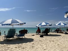 さて、与那覇前浜のビーチチェアへ。時間は15時頃。あと３時間はのんびりできます。ホテル利用者は無料で利用できます。タオルも無料で借りれます。