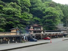 杖立温泉から黒川方面に向かう所にある豊作市場。

田舎の良さを生かしたお店の構えで、お土産や農産物を豊富に扱っていました。