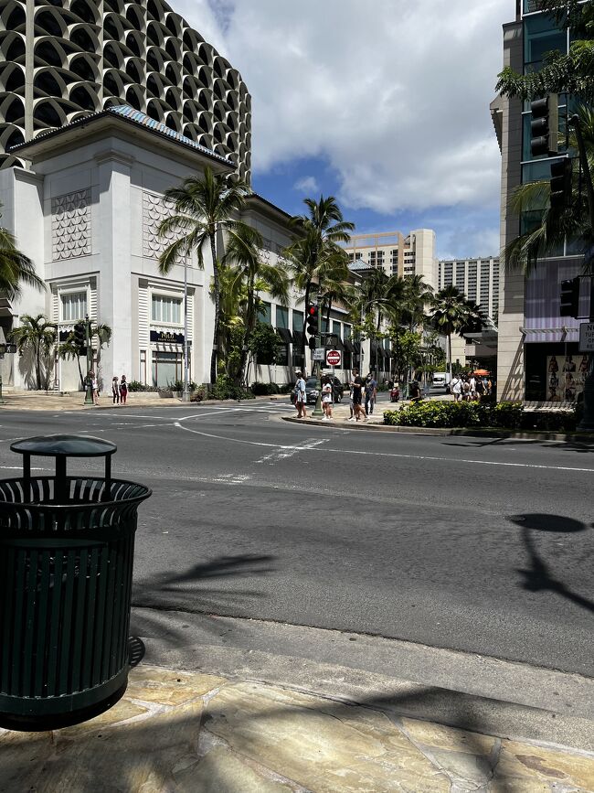 食べ終わったらケーキをお部屋に置いて、ワイキキ散歩<br /><br />ギャラリアが閉まっているのを感じさせない位に人がいらっしゃいました。<br /><br />昼間は皆さんビーチにいらっしゃるんで、空いていますが、夜になるとコロナ前よりも賑やかなカラカウア通りです
