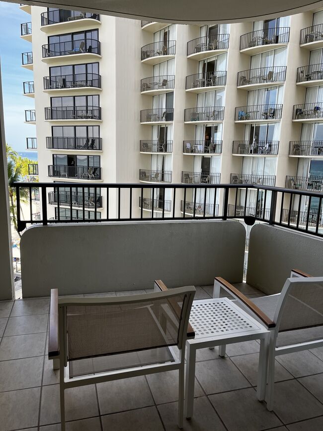 お部屋で少し荷解きしたらランチに出かけましょう。<br /><br />靴を履き替えたかったので、、<br /><br />お迎えのアウトリガーホテルも満室っぽいです