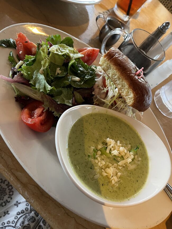 まずはチーズケーキファクトリー<br /><br />ランチタイムも混んでいました<br /><br />アウトサイドのお席をリクエストしました。