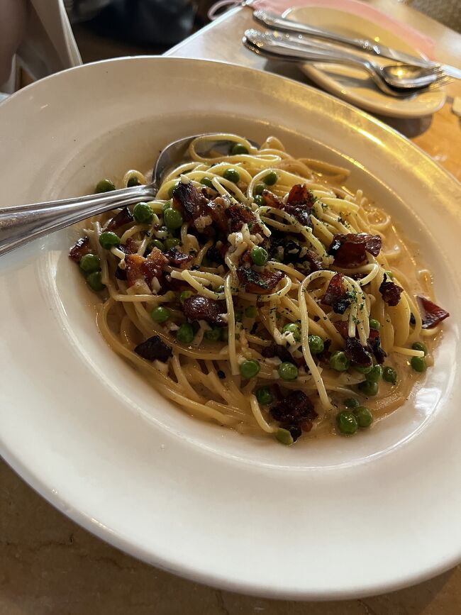 ランチのターキーサンドイッチと何のパスタだったかな？<br />久しぶりにグリーンピース食べました<br /><br />どちらも控えめな量で2人で食べ切れました！！