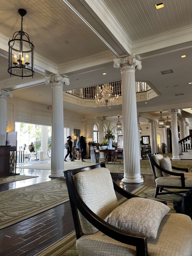 モアナサーフライダーのメインエントランス<br />ここの向かい側にコンシェルジュがあり日本人の方がいらっしゃるので、本気で何か困ったら彼女に相談しようと娘と話していました。