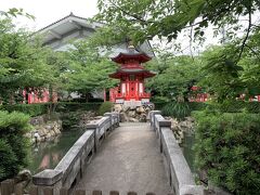 翌日は用事があったため
早朝に四天王寺へ行きました
ちょうど、縁日をやっている日だったため
沢山の屋台が出ていました
そのせいでしょうか
早朝のわりには、参拝される方も多くいました




